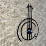 ⁦שעון קיר ממתכת – עיצוב גאומטרי מודרני⁩ – תמונה ⁦4⁩